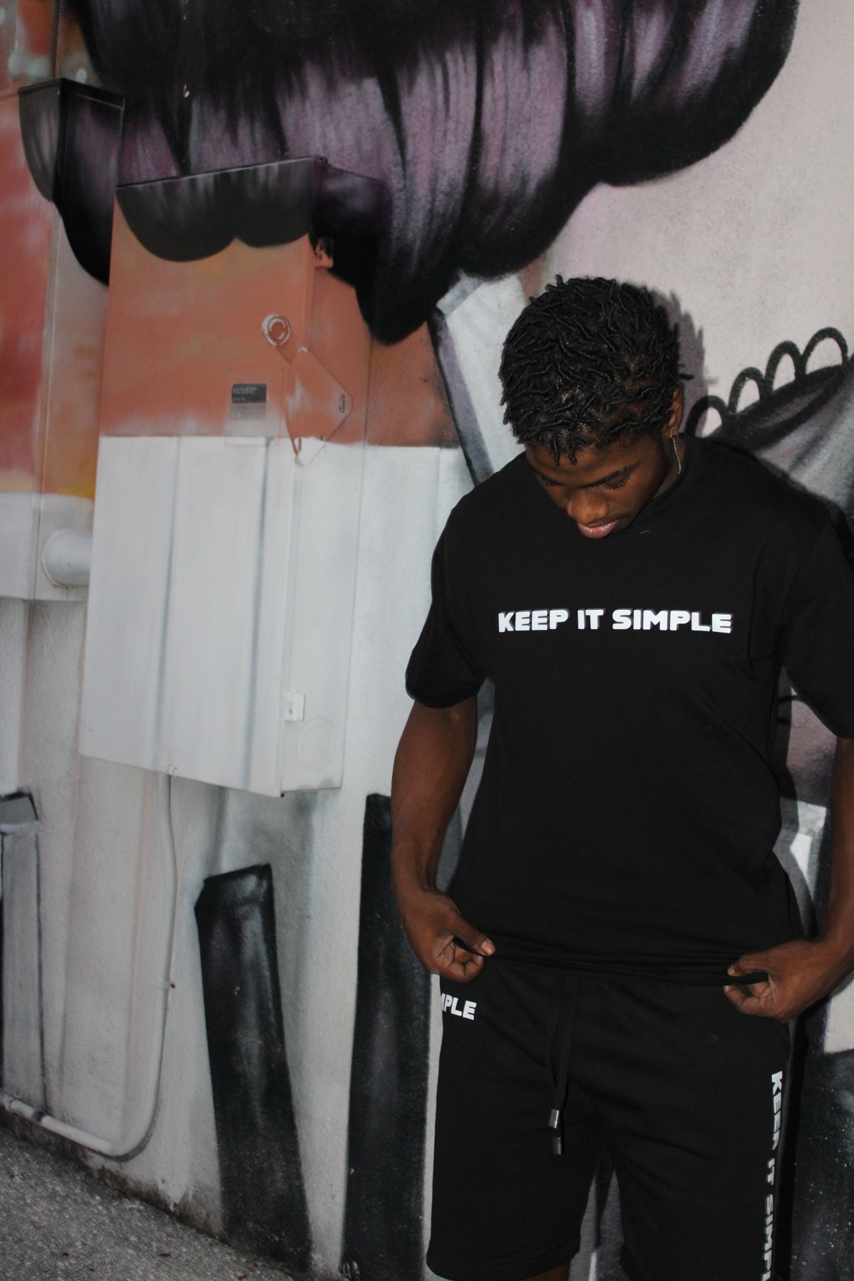 BLACK "KEEP IT SIMPLE" T-SHIRT